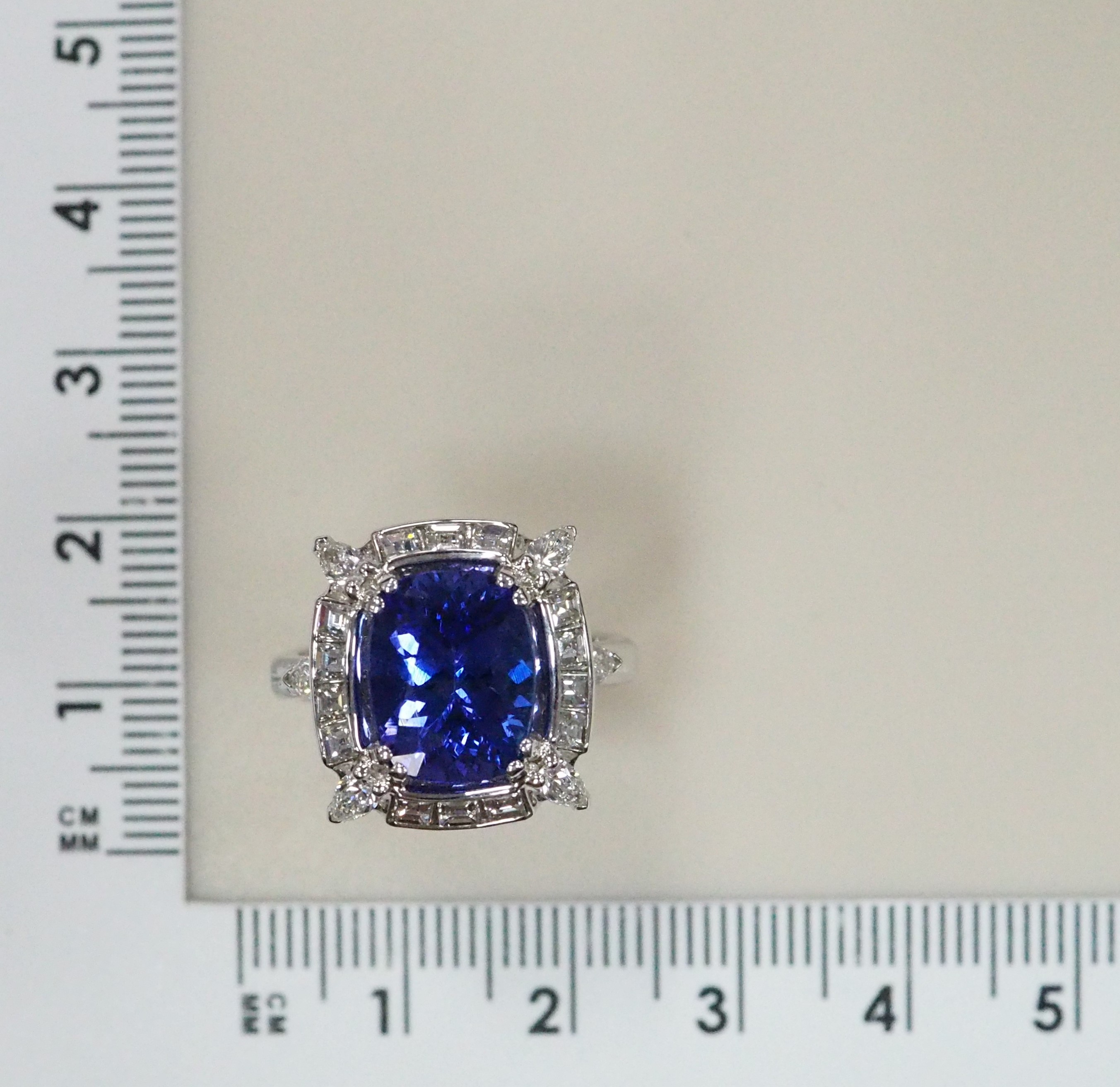 Кольцо из белого золота с танзанитом